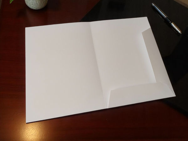 Immagine interna della cartella aperta nella sua totale ampiezza